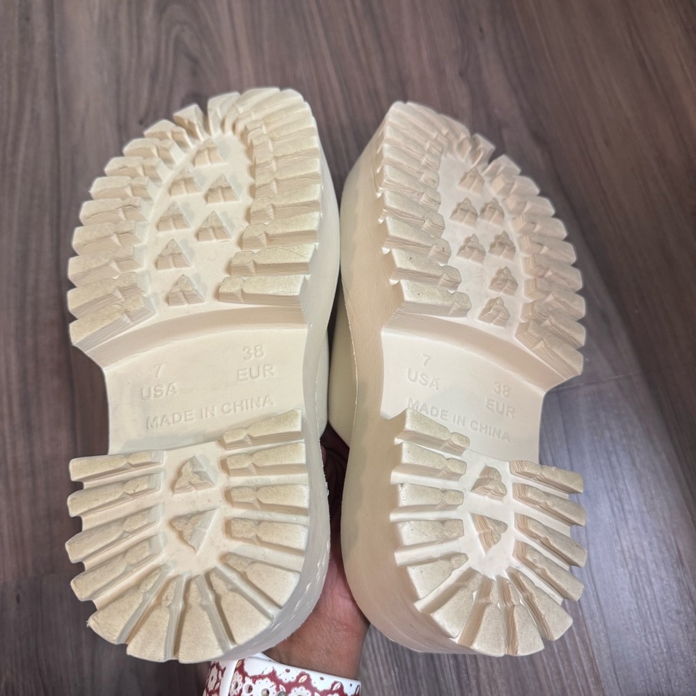Jeffrey Campbell Bae Lug Sole Platform Clogs - Picture 12 of 14